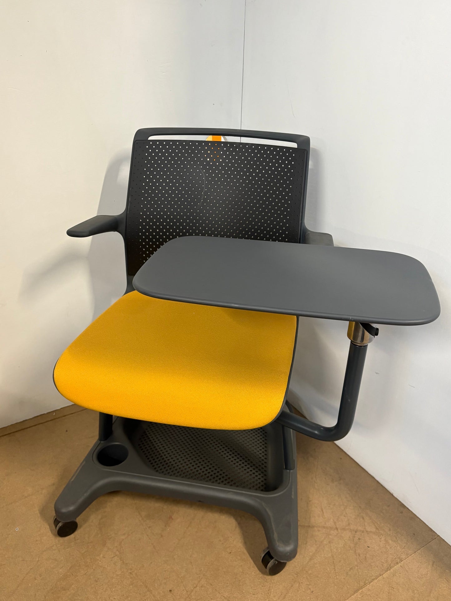 Siège d’apprentissage/chaise roulante avec tablette d'occasion - SOS BUREAU