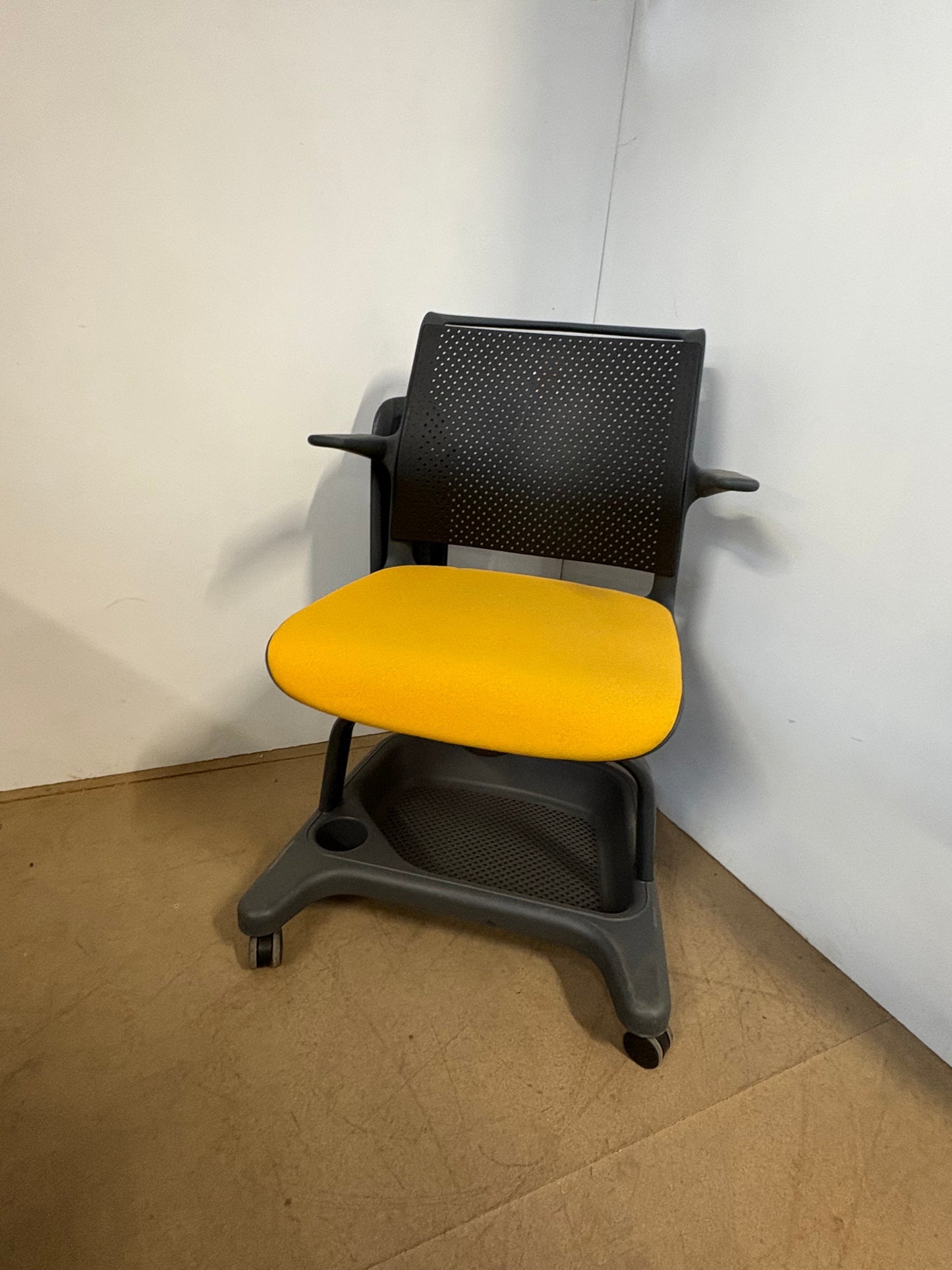 Siège d’apprentissage/chaise roulante avec tablette d'occasion - SOS BUREAU