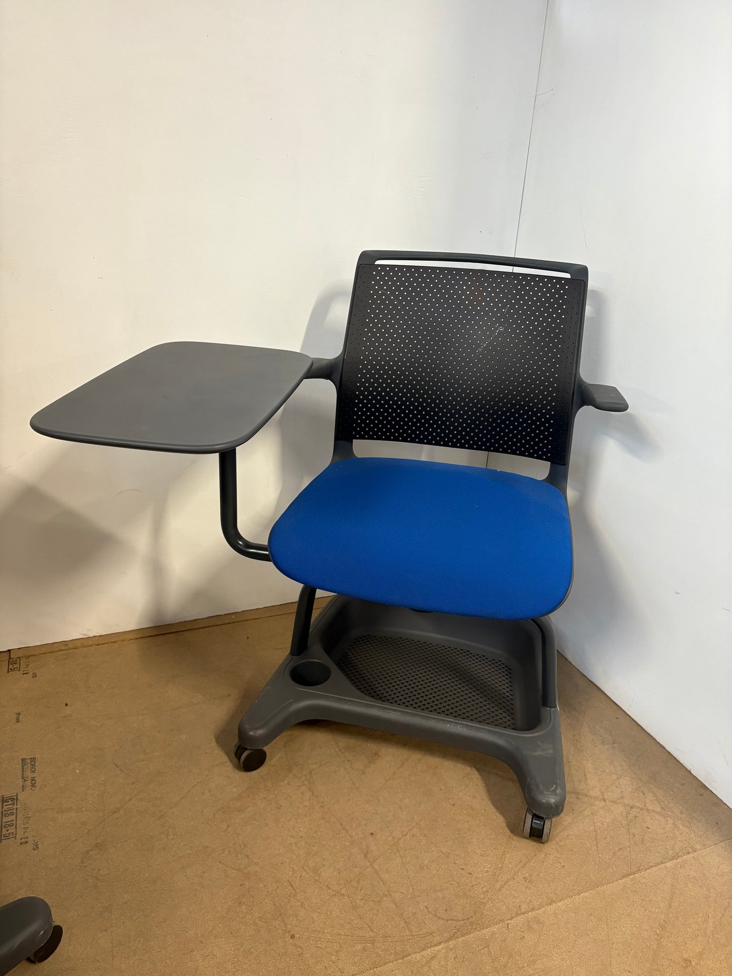 Siège d’apprentissage/chaise roulante avec tablette d'occasion - SOS BUREAU
