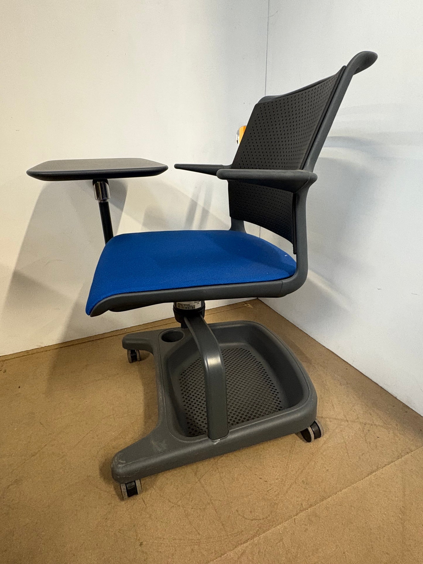 Siège d’apprentissage/chaise roulante avec tablette d'occasion - SOS BUREAU