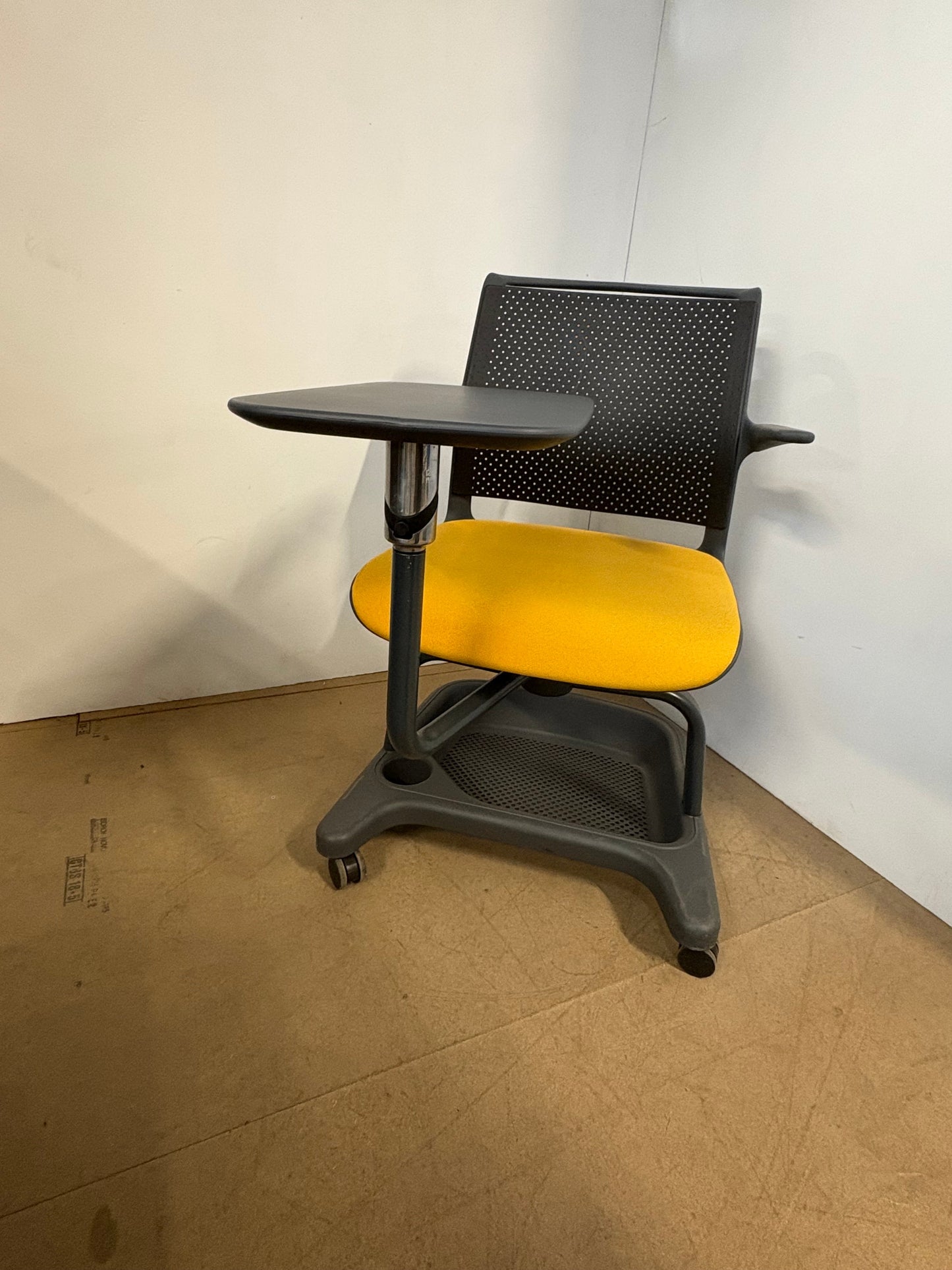 Siège d’apprentissage/chaise roulante avec tablette d'occasion - SOS BUREAU