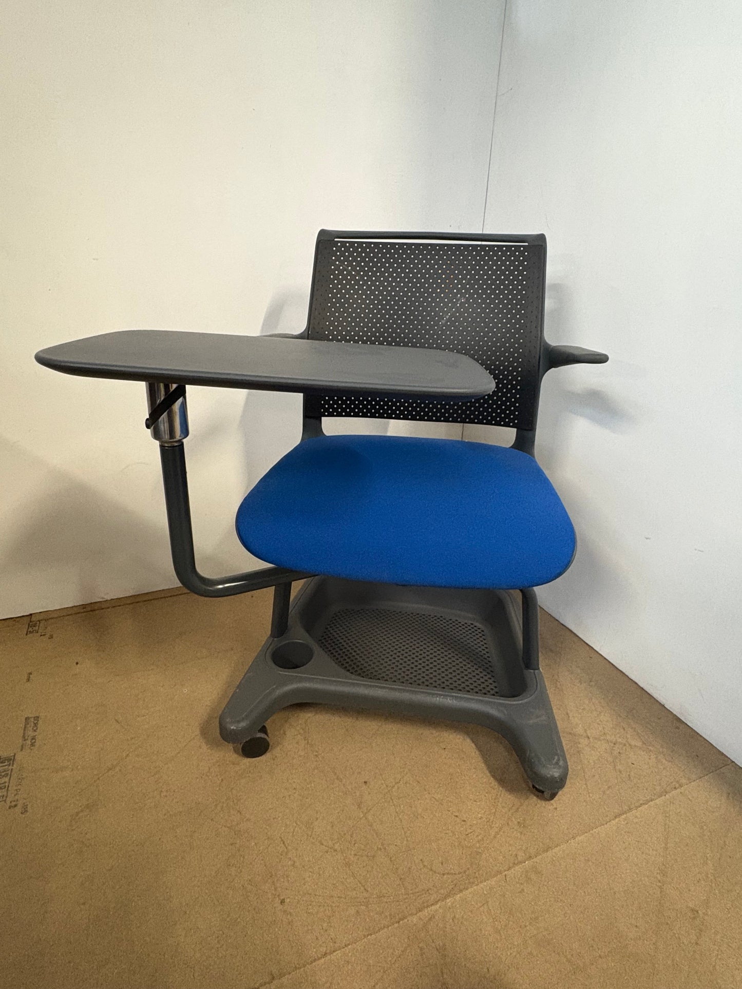 Siège d’apprentissage/chaise roulante avec tablette d'occasion - SOS BUREAU