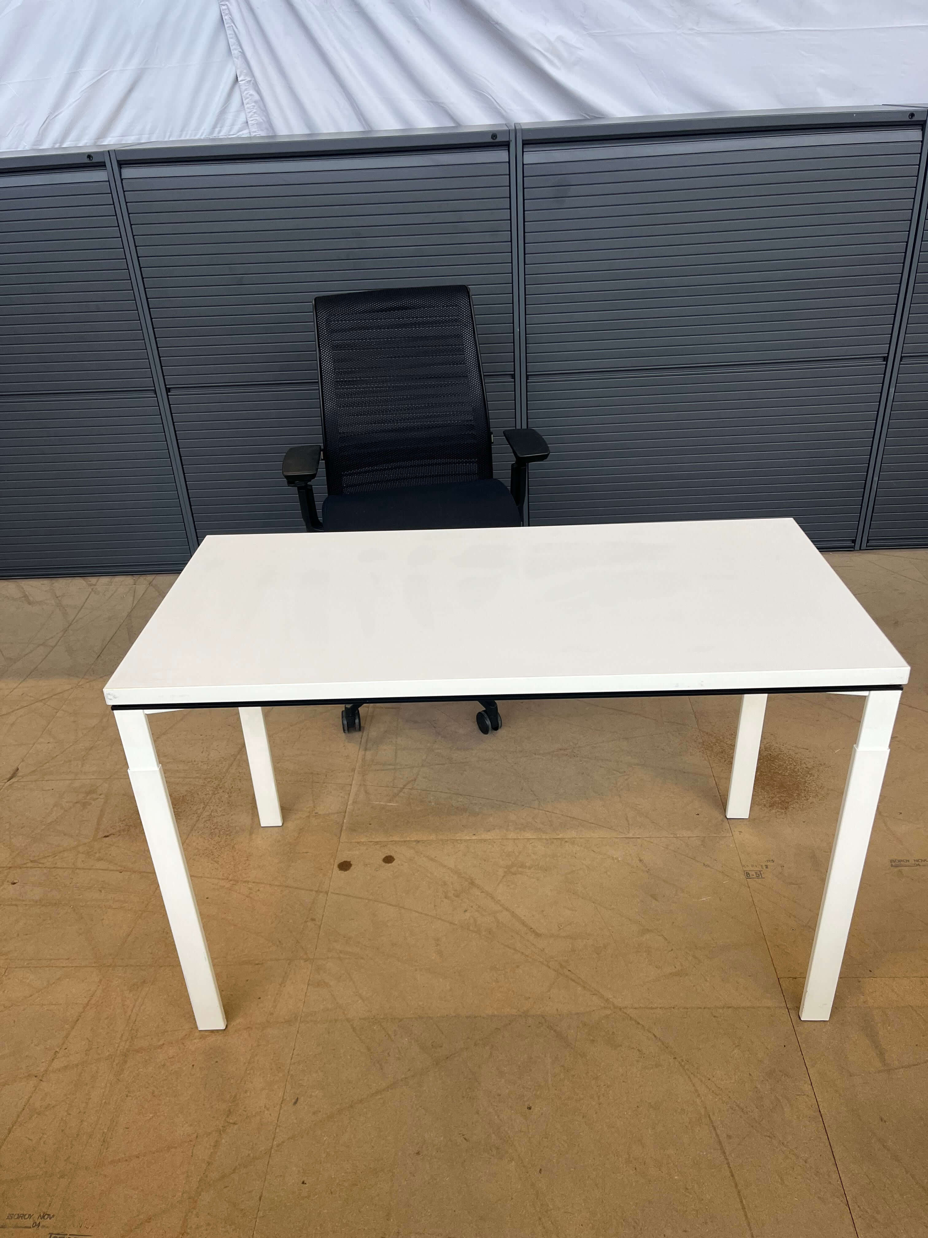 Bureau droit STEELCASE blanc 140x80 cm - Occasion - Tricycle Office