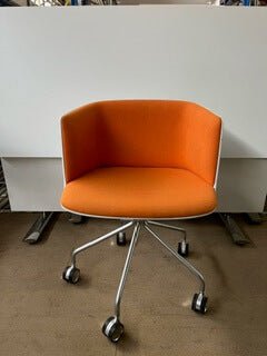 Fauteuil de réunion design blanc et orange d'occasion - SOS BUREAU