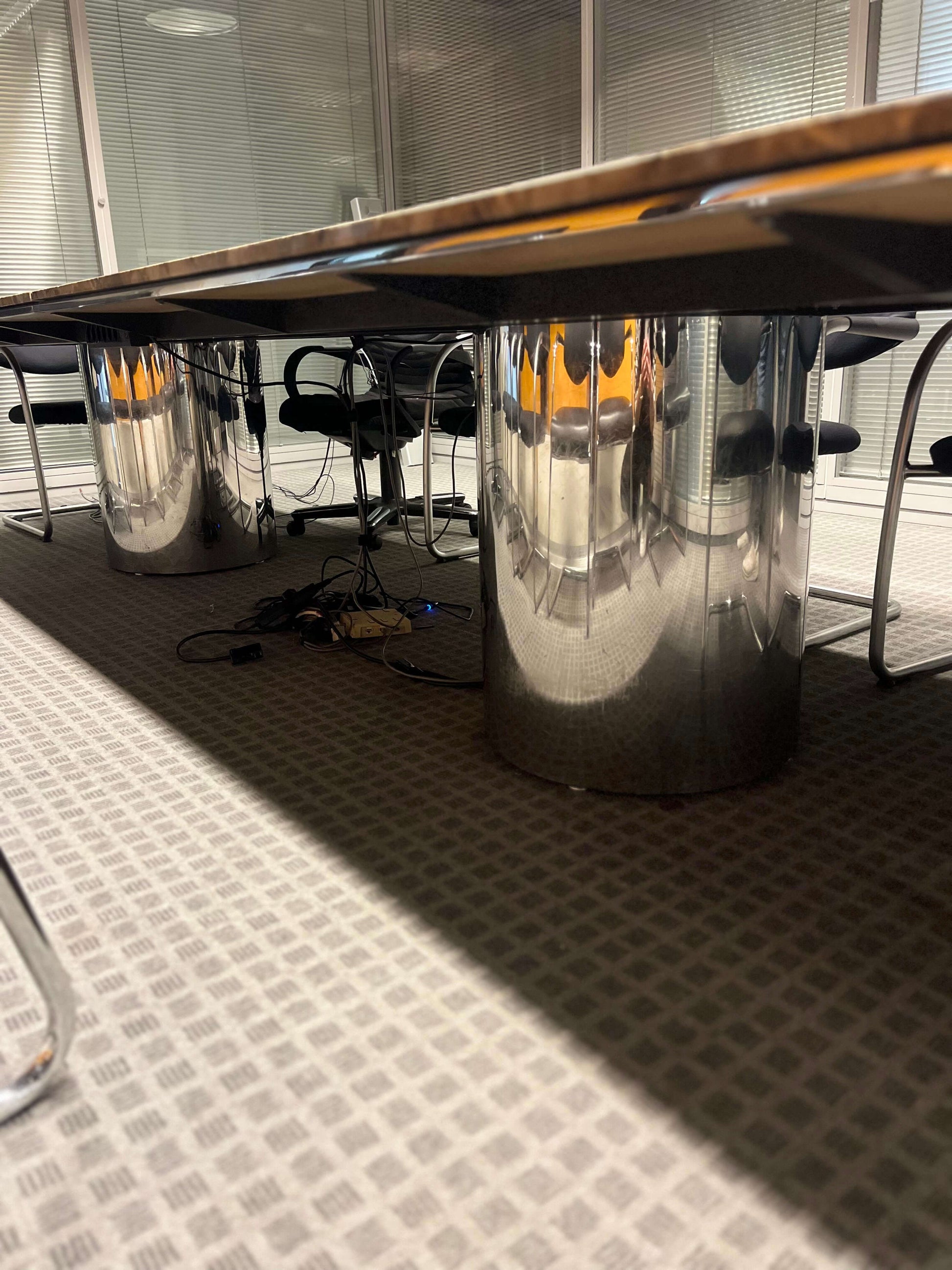 Table de réunion en marbre avec pied chrome d'occasion - SOS BUREAU